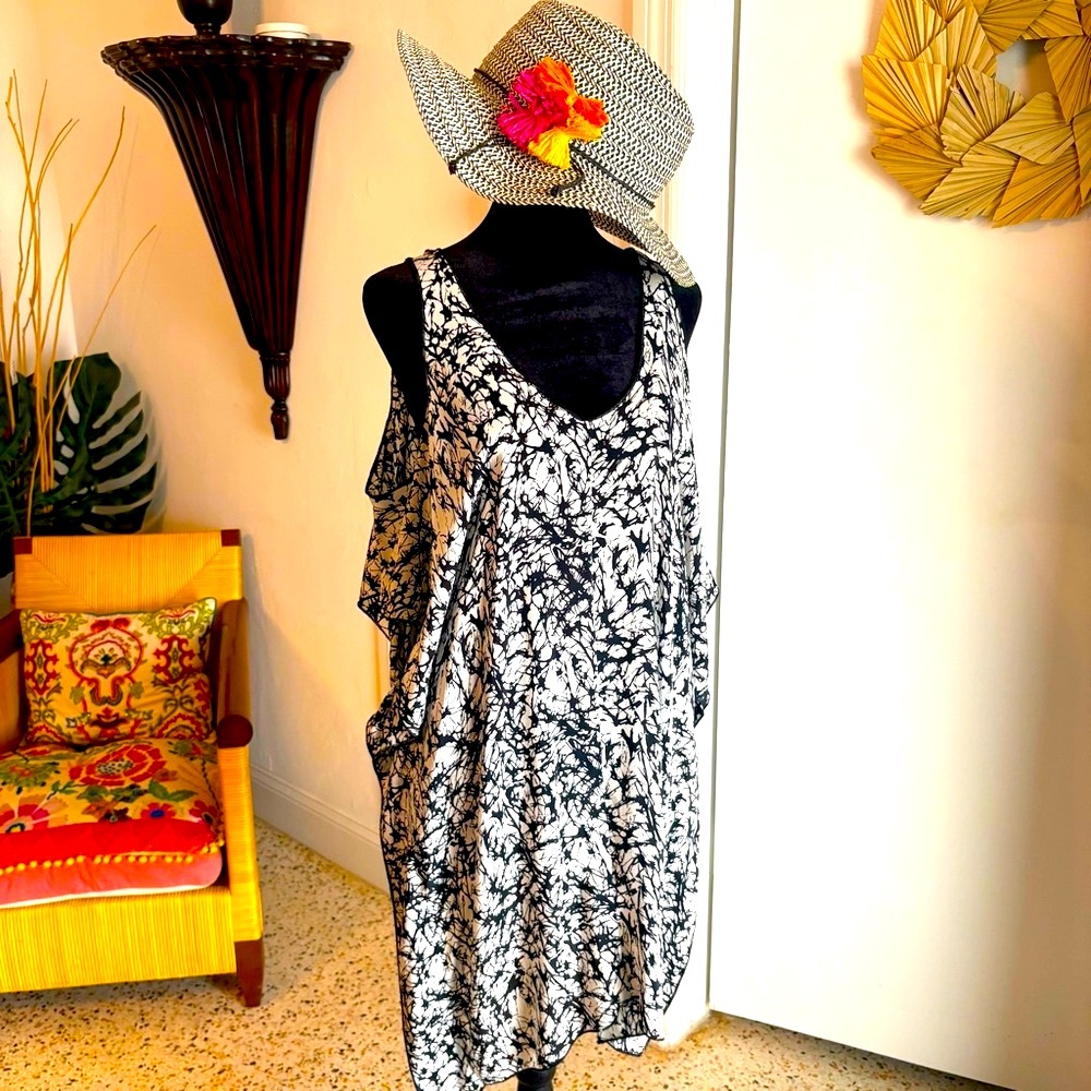 TOLANI Silk Black and White Long Cold Shoulder Tunic Top! Beautiful condition Lg
